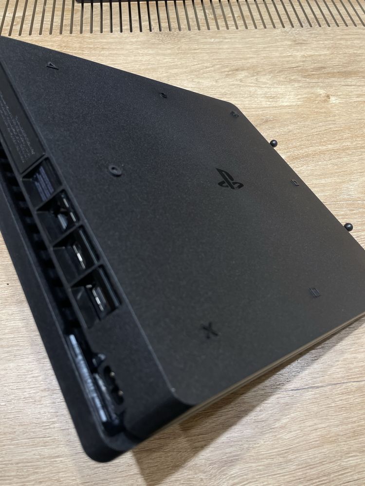Продается Sony Playstation 4 slim