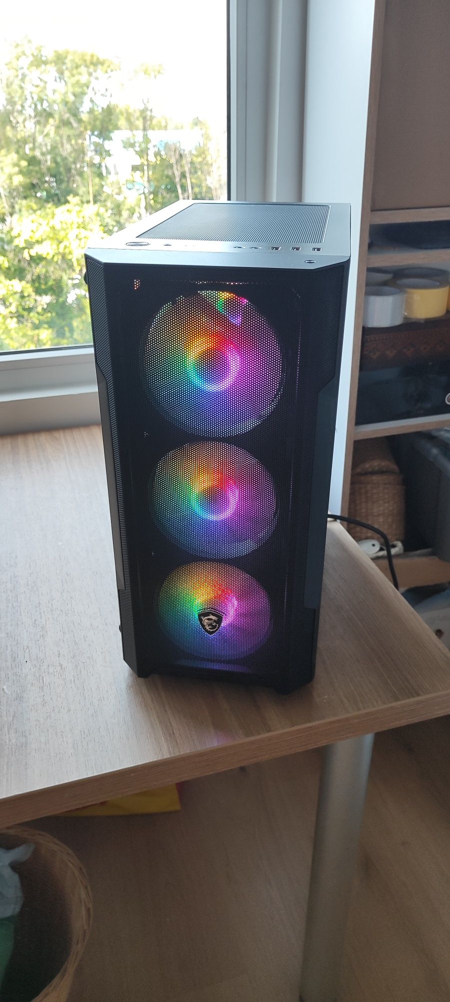 Компютър геймърски  ryzen5600x ,rx 6600 ,16 рам Corsair 750+gold захр.