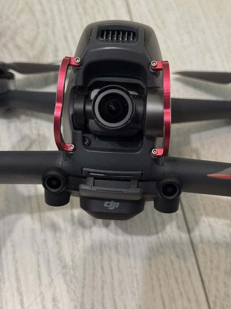 DJI FPV- дрон с батерия и хъб за зареждане