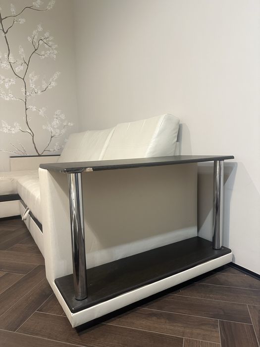 Угловой диван с приставным столиком