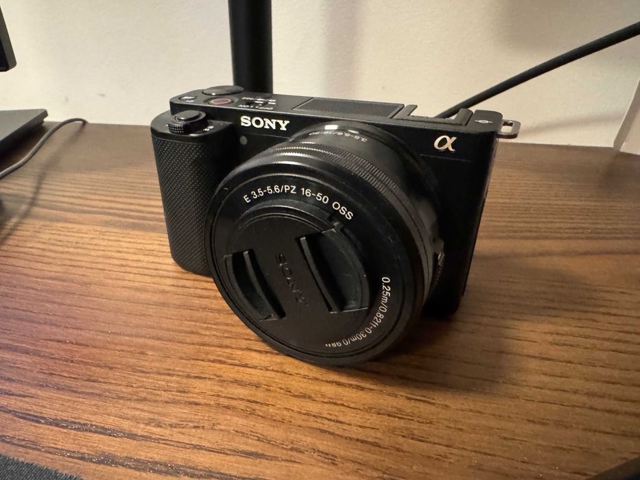 Sony Alpha ZV-E10 + Obiectiv 16-50mm + baterie streaming