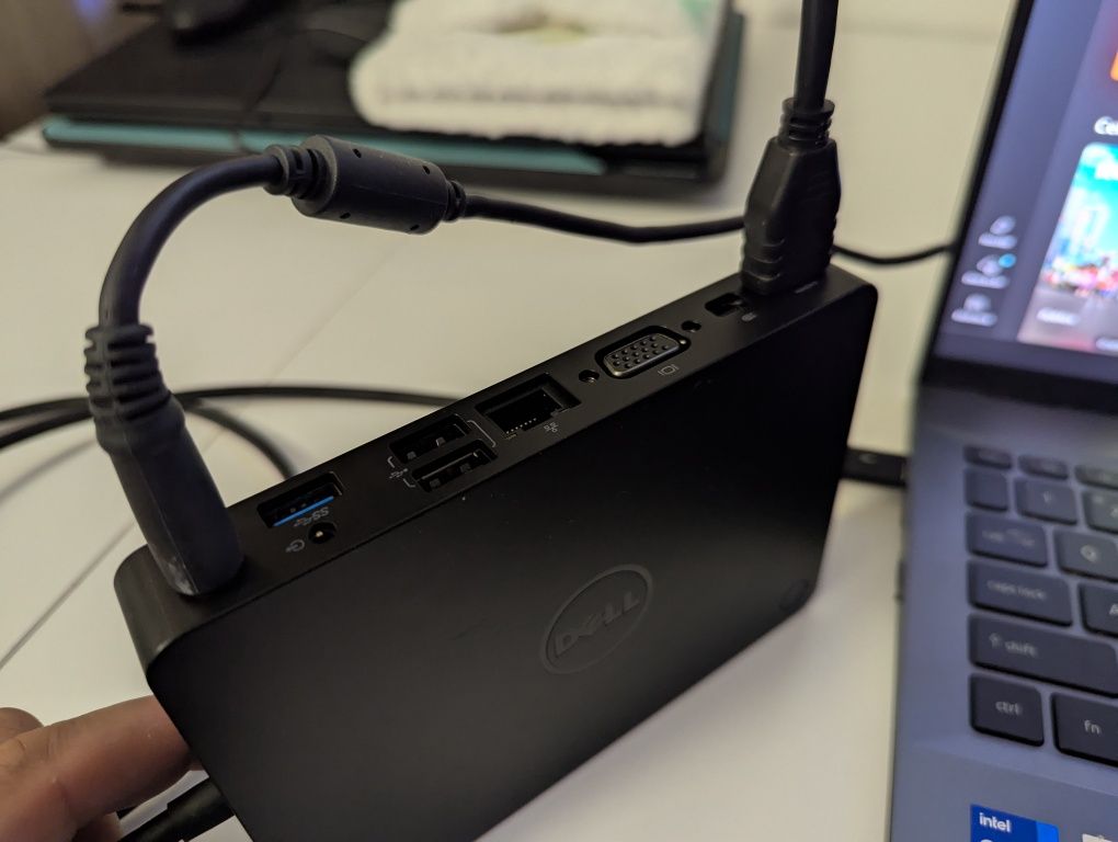 Dock Dell WD15 cu încărcător, videoproiector si cablu hdmi
Dell Dock
