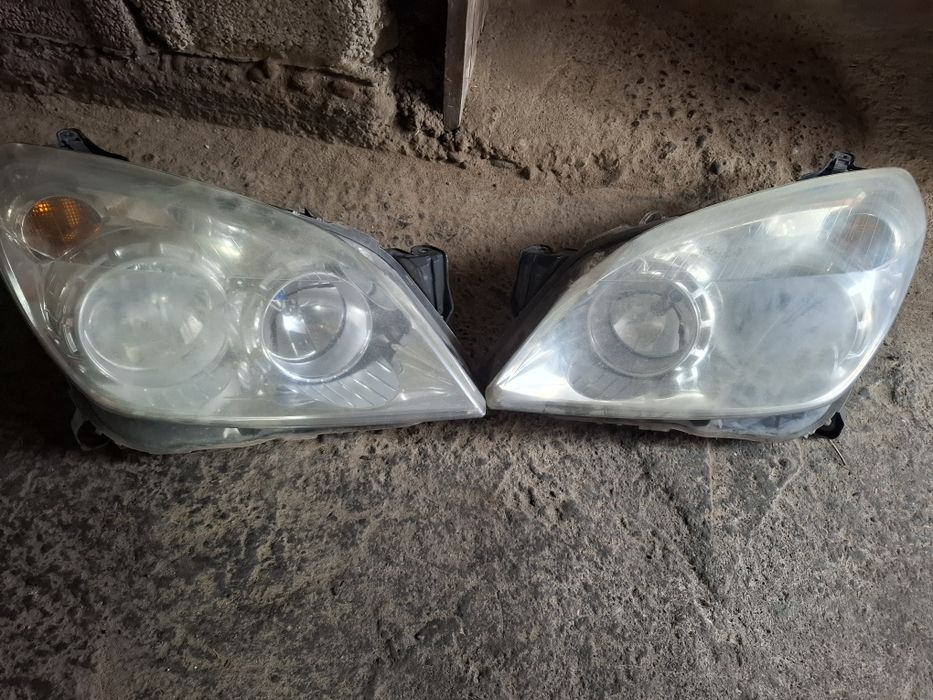 Faruri Opel Astra H în stare impecabila fără cleme rupte