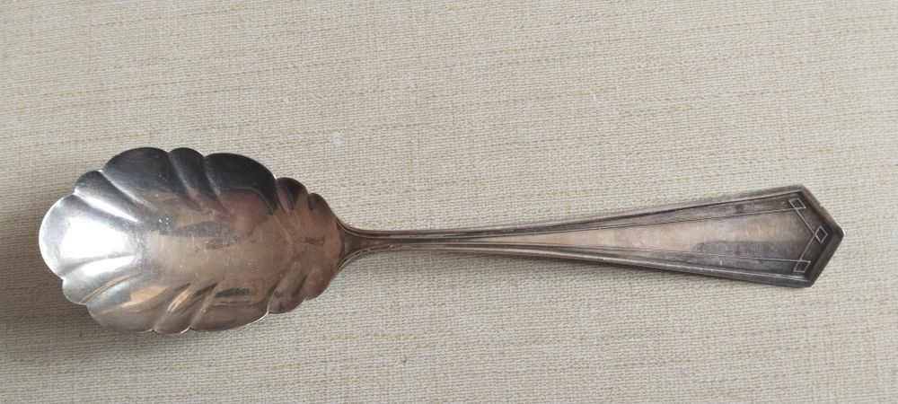 Продается ложка серебряная
