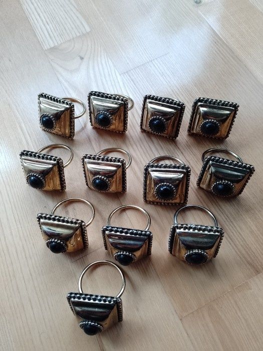 Set de 12 inele pentru serverele din bronz argintat,piese cu o lucrătu