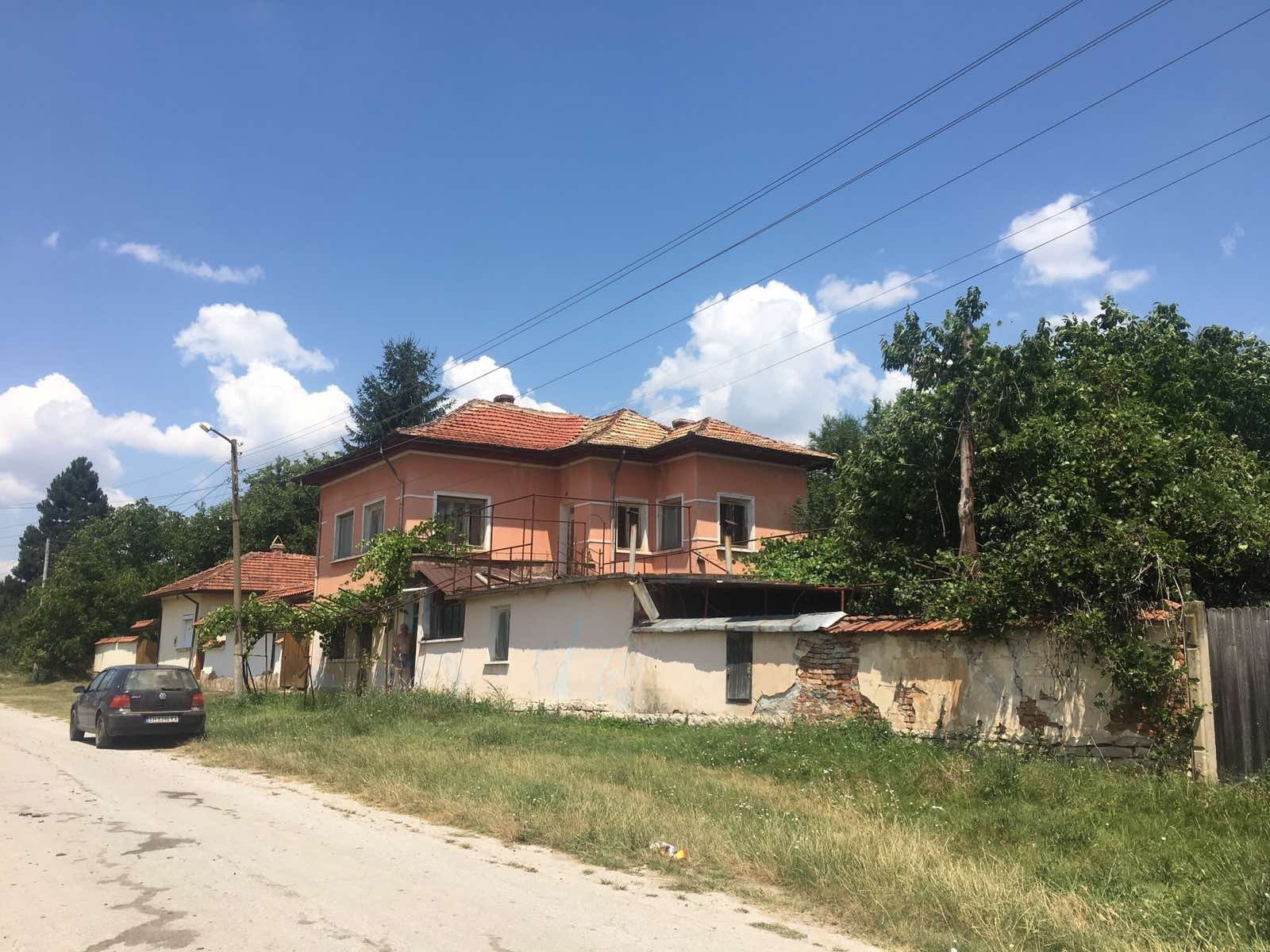 Къща на 2 етажа село Бежаново от софия на 126 км