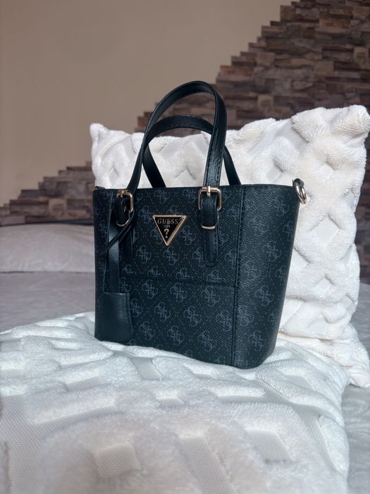 Guess чанта нова
