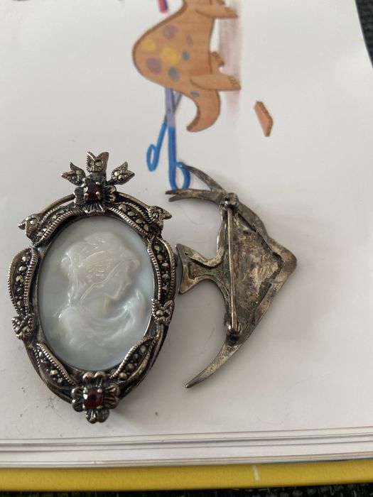 Vand 2 brose din argint