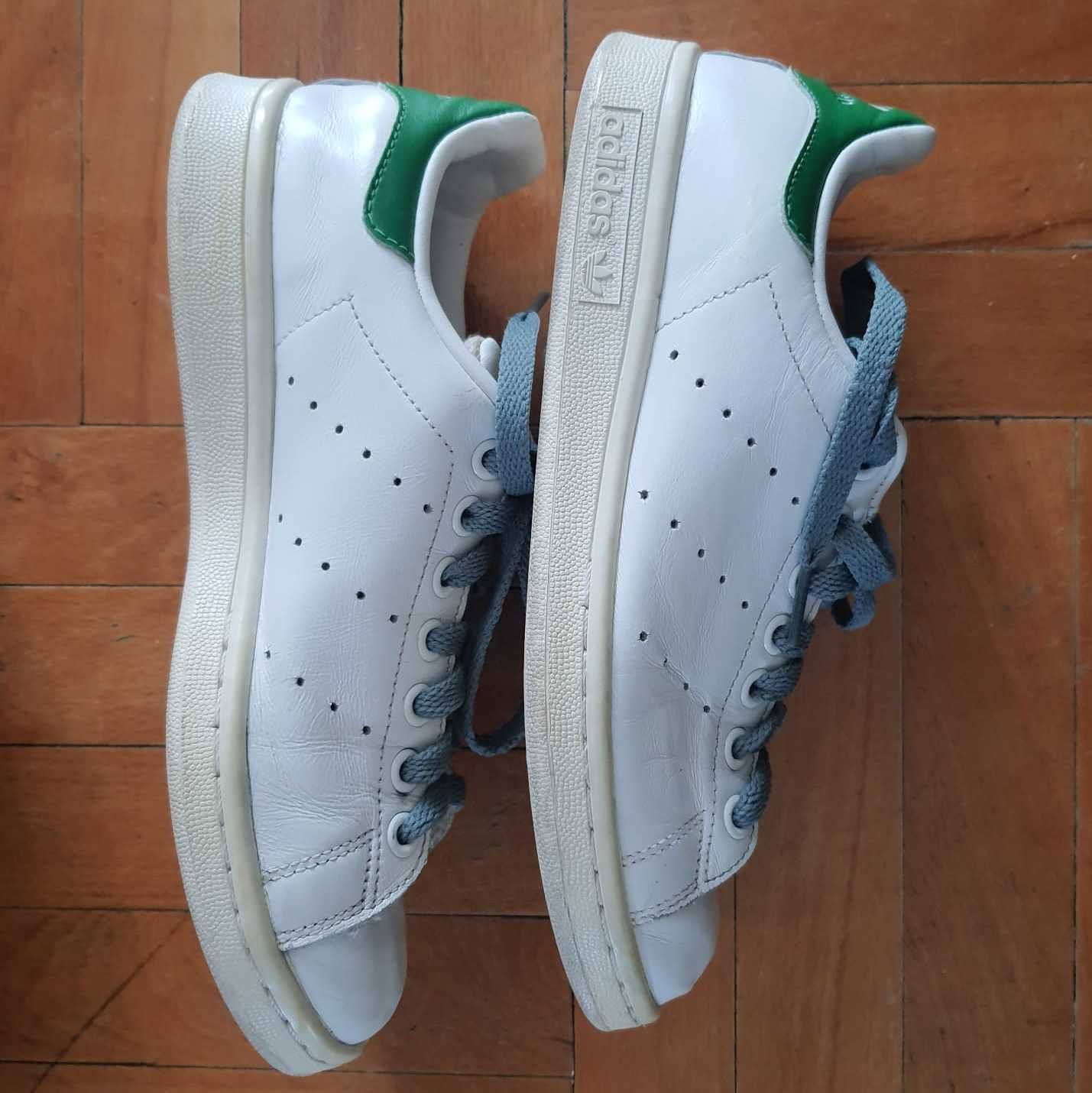 Adidasi dama Stan Smith purtati