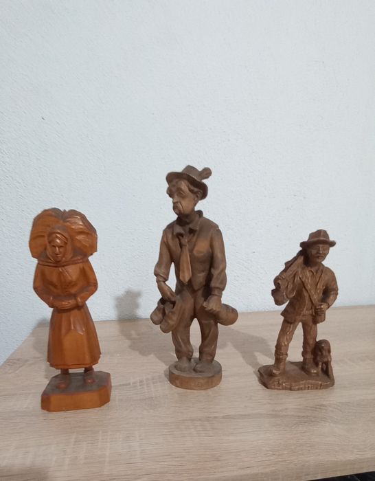 Няколко дървени фигури..