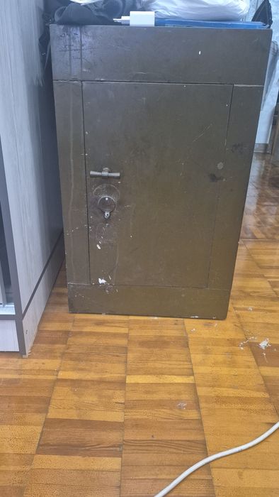 Сейф срочна сотилади