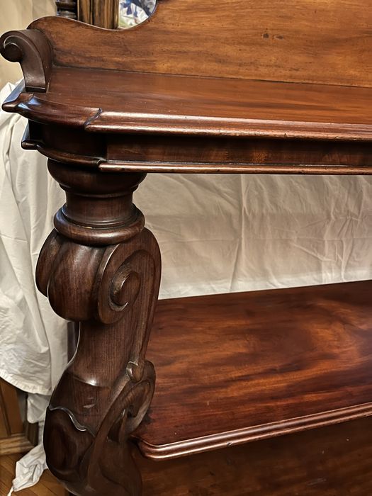 Etajera victoriana din mahon