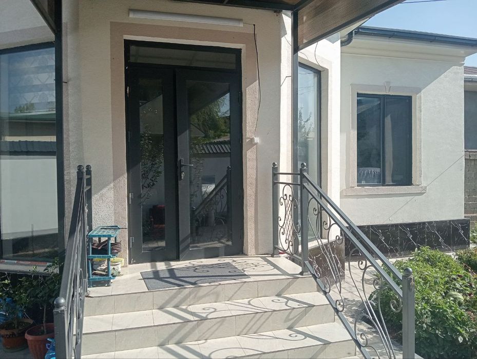 Uy sotiladi jihozlari bilan dakumetd muammo yoq suv gaz svet muammo yo