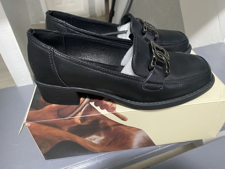 Женские черные лоферы 37 размера