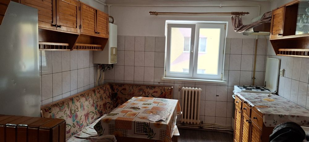 Închiriez apartament două camere , etaj 2