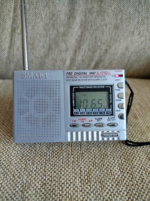 Radio AM/FM, Smart cu ceas si alarma, cu 2 baterii AA
