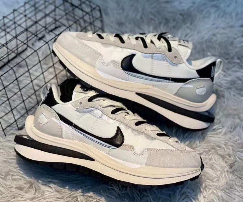 Нови дамски маратонки Sacai x Nike VaporWaffle Sesame and black