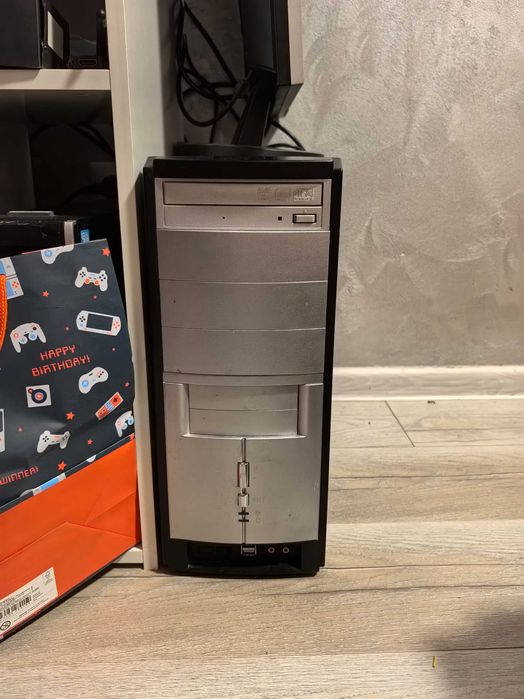 Настолен компютър с монитор