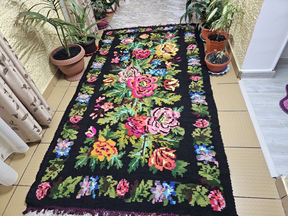 Carpetă veche, din lână, țesută manual la război