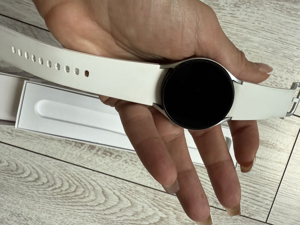 Смарт часовник Galaxy Watch 4 перфектен