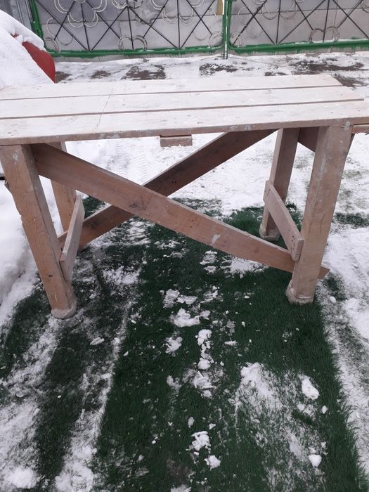 Строительные леса и стулья.