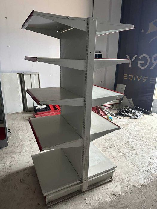 Удобство с двух сторон: практичный стеллаж для магазина