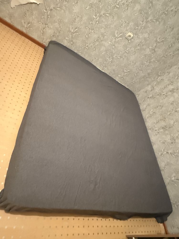 Продаю двуспальную кровать с матрасом 180×200