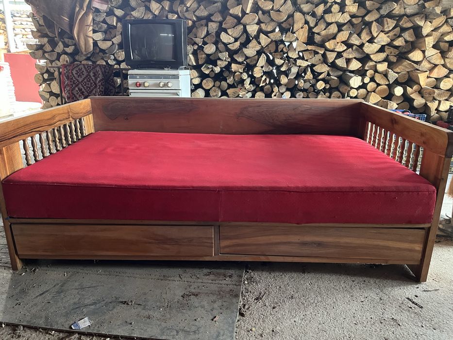 Pat din lemn masiv de nuc