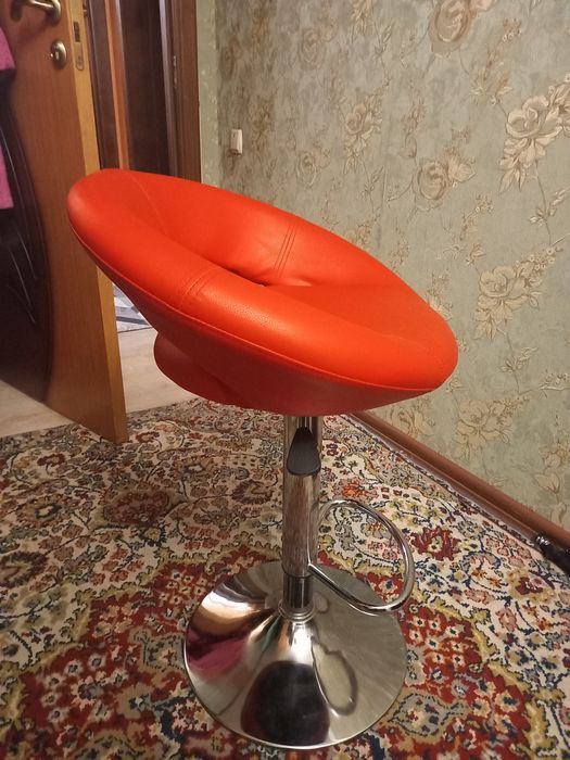 Продам стул барный , новый телескопический .