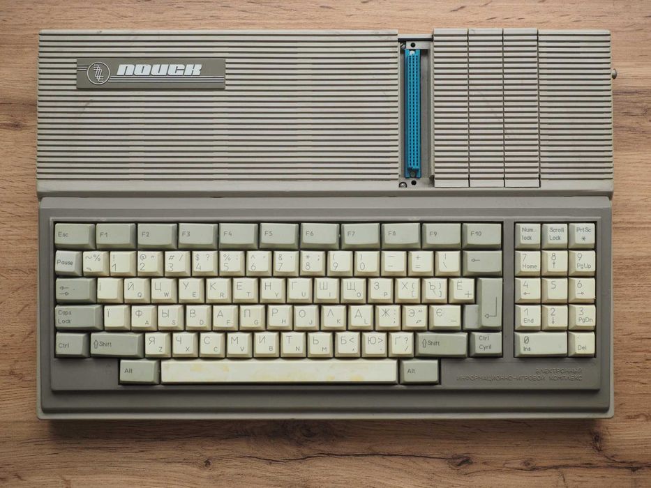 Calculator sovietic Poisk (IBM PC XT) cu unitate de alimentare, MS-DOS