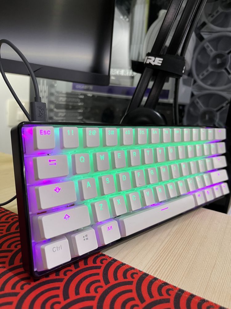 Vand tastatura mecaninca hot swap rgb 60% bluetooth kailh box jade