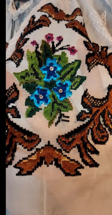 Ie cusuta manual cu matase, paiete și fir metalic auriu