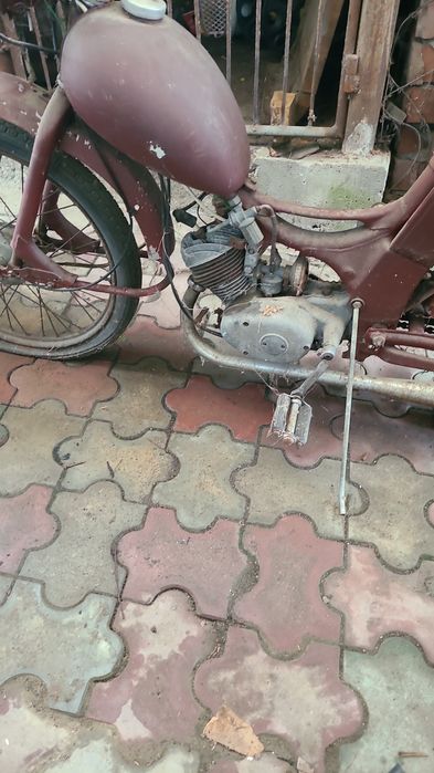 Vând motoreta veche  pentru piese sau proiect.  marca Simson Petru pie