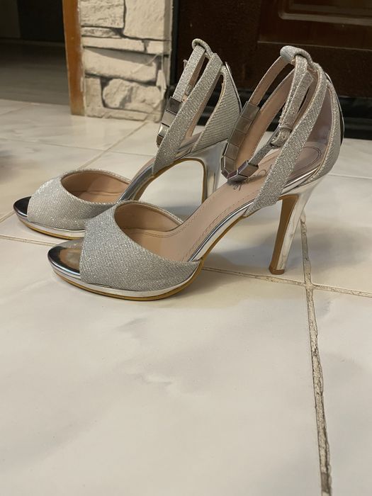 Sandale argintii si pantofi negri stiletto