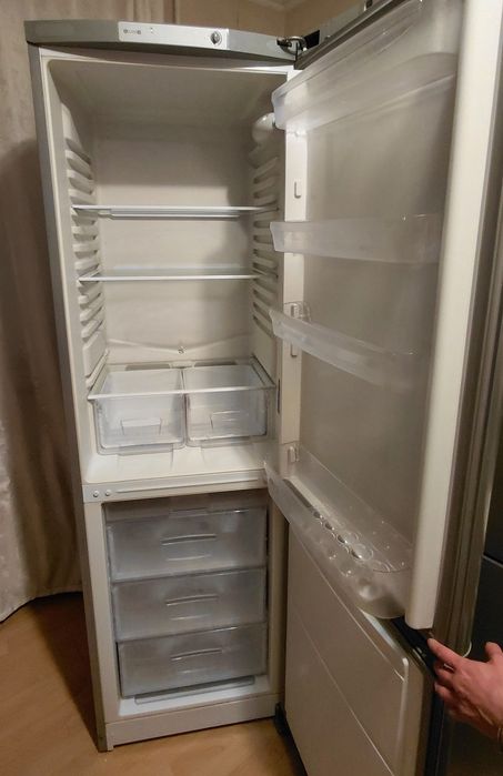 Продам 2х камерный холодильник