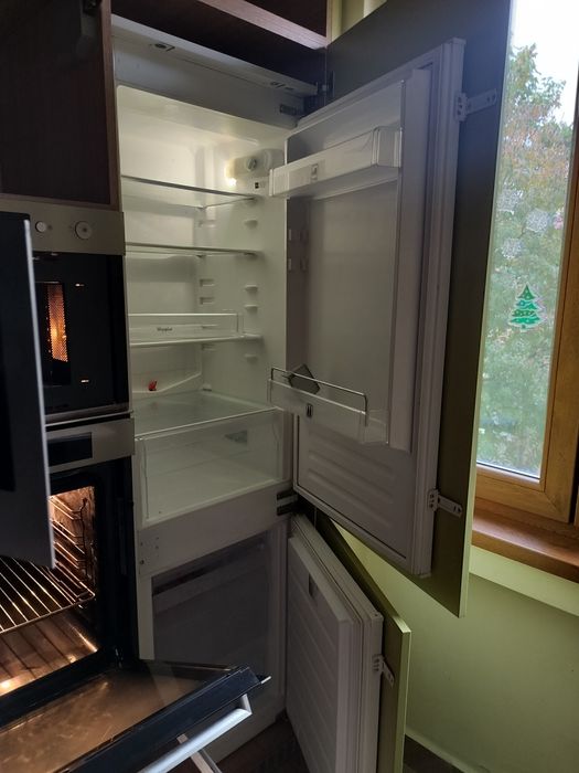 Ъглова кухня с вградени уреди