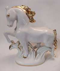 Статуэтка конь с золотой гривой в отличном состоянии