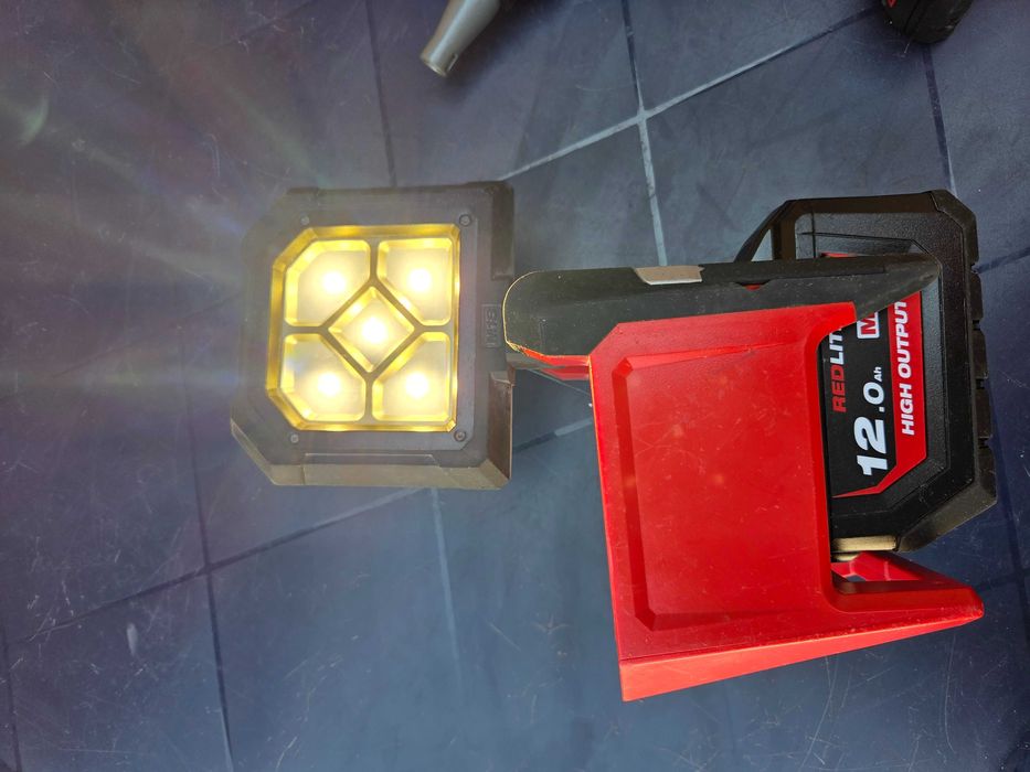 Акумулаторен Лед Прожектор Milwaukee M18 PAL 18V 12.0 Ah Батерия
