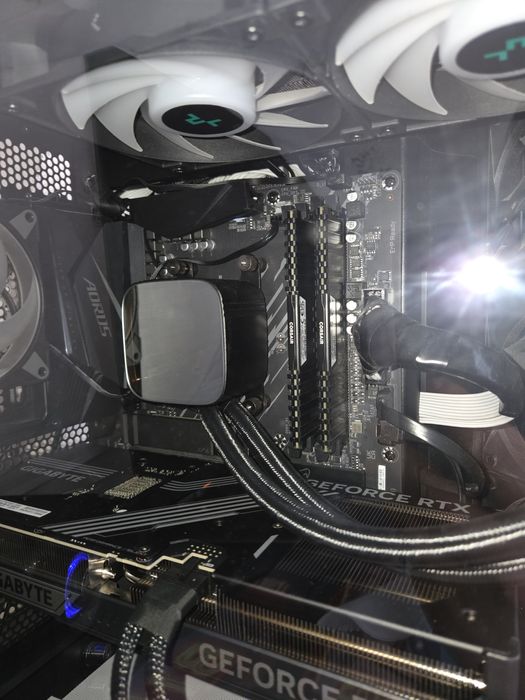 Ryzen 7 5700X3D + B550 Aorus Elite + 32GB Corsair 3600 – Гаранция 10.2