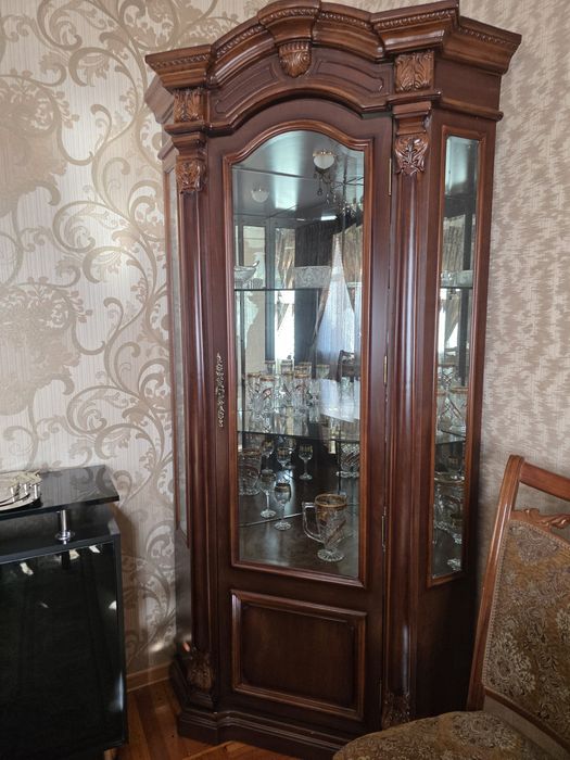 Продаётся мебель в зал, дорогая Дубайская. Трюмо и угловой шкаф.