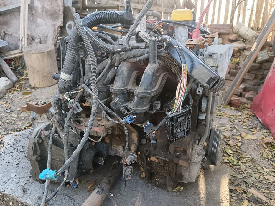 Vând piese Logan 1,4