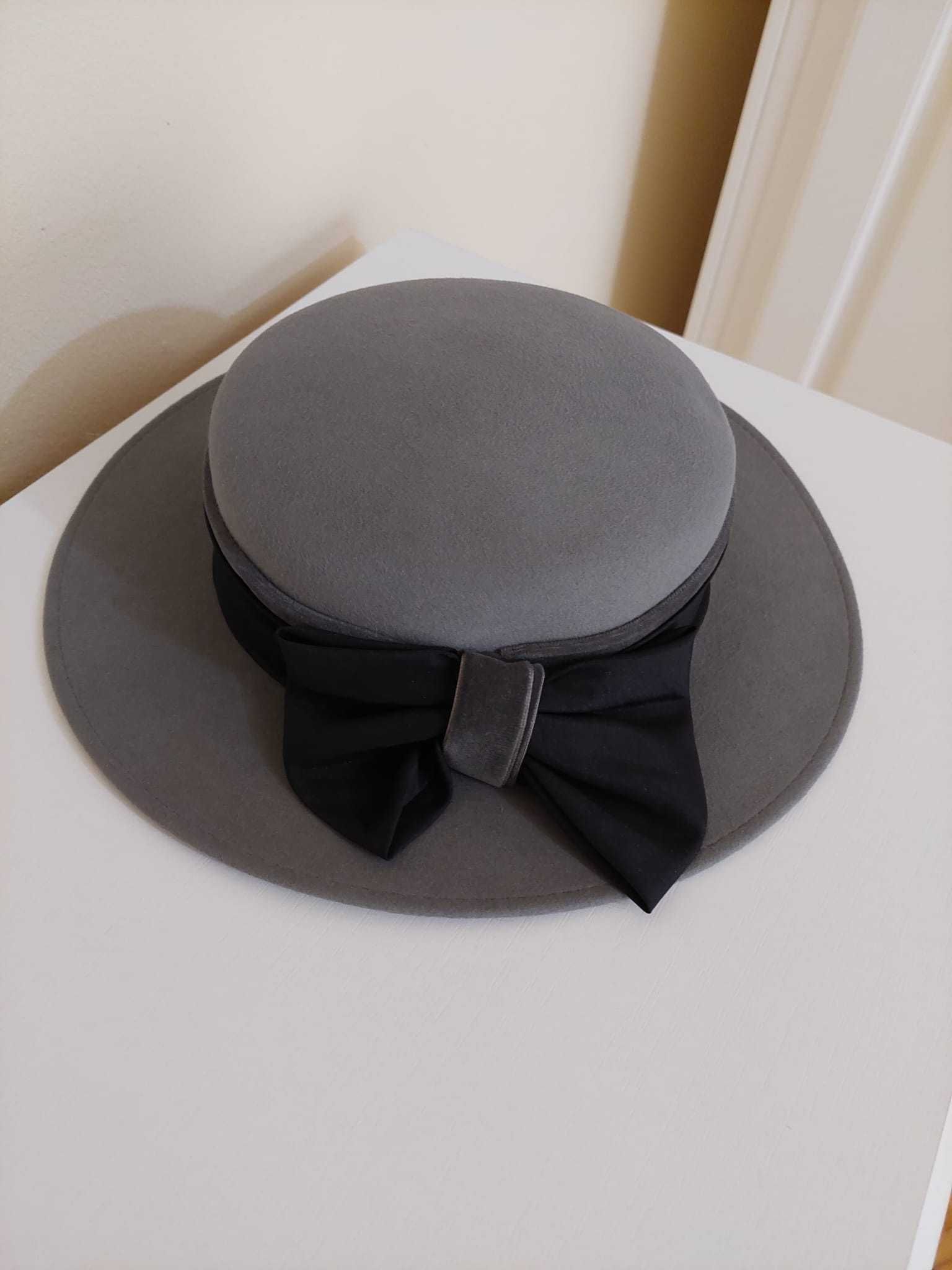 Vand 2 palarii dama, foarte elegante