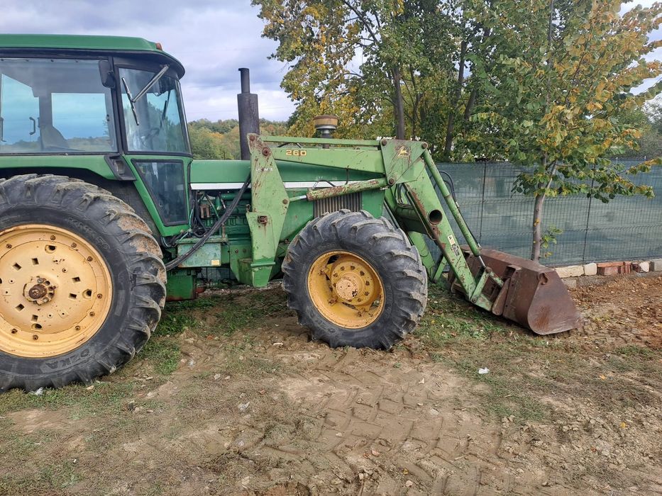 Tractor John Deere 4x4 cu încărcător frontal