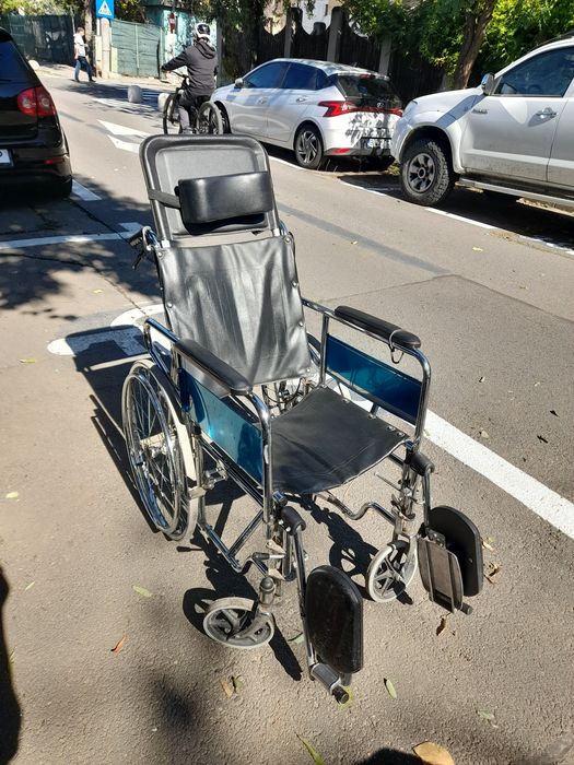 Vând scaun cu rotile pentru persoanele cu dizabilități