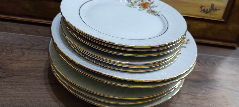 Порцеланови чинии и супник за допълване на мрежеста Изида