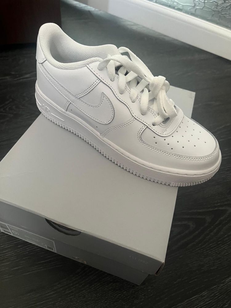 Vand Nike Air Force 1 LE GS - NOI, marimea 39 EU