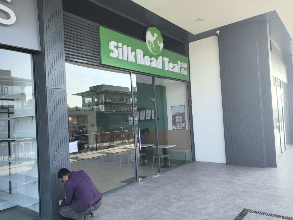 Yozuvli banner va plakatlar.