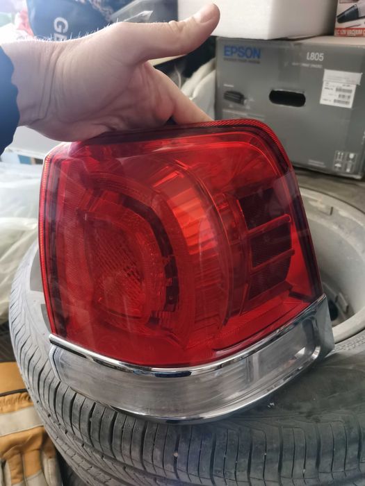 Продам заднюю фару на тойота ландкрузер лк 200