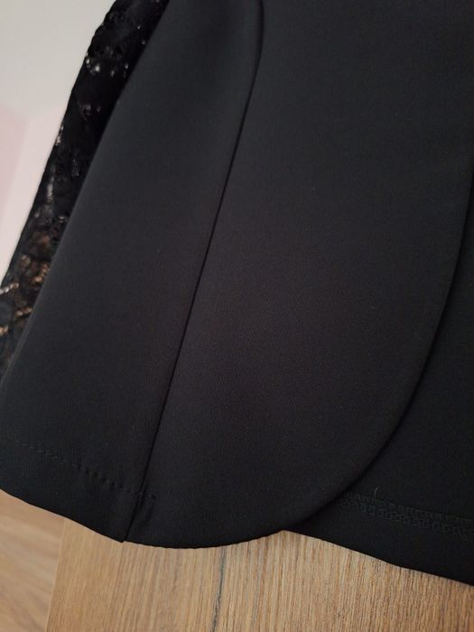 Късо сако с дантелени ръкави