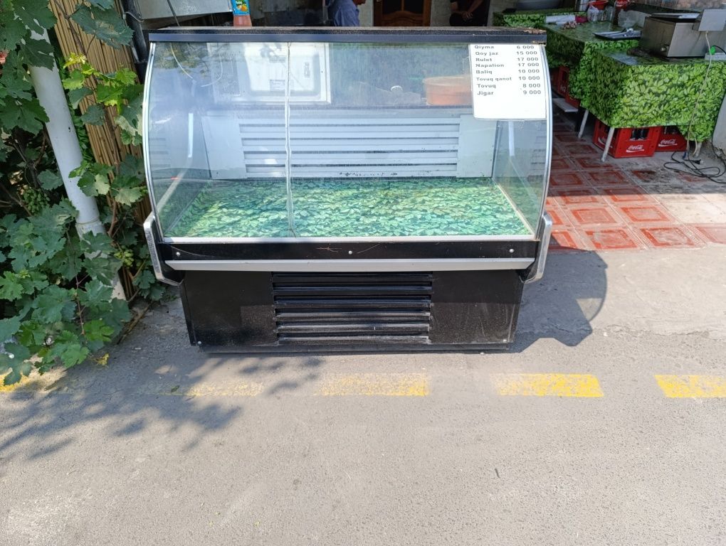 Продаёться витринний холодильник